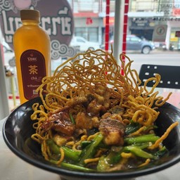 ราดหน้าฮ่องกงปลากระพงทอดกรอบ [บะหมี่กรอบ]