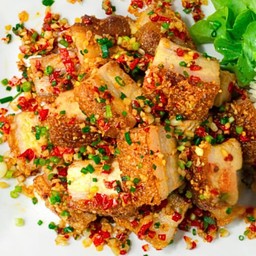 หมูกรอบคั่วพริกเกลือ *กับข้าว- Stir-Fried Chili and Salt with Crispy Pork