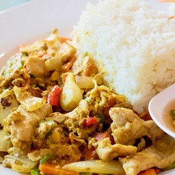 หมูผัดผงกะหรี่ราดข้าว