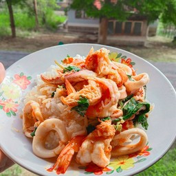 กระเพราทะเล ราดข้าว