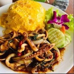 ข้าวไข่ข้นกระเพราทะเล