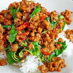 กระเพราหมูสับราดข้าว