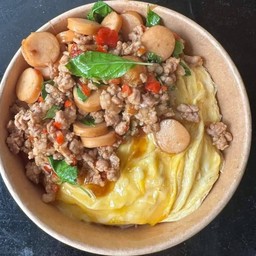 ข้าวไข่ข้นกระเพราหมูไส้กรอก