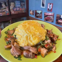 ข้าวไข่ข้นกระเพราเครื่องในไก่