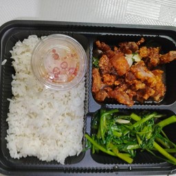 กะเพราหมูกรอบ+ผักบุ้งไฟแดง