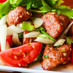 ยำแหนมไก่ทอด  แหนมทอดจานต่อจานไม่ทำค้างไว้  สดกรอบ