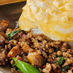 ข้าวไข่ข้นกระเพราเนื้อ