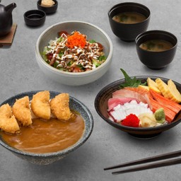 ข้าวหน้าปลาดิบรวม + ข้าวแกงกะหรี่โดนัทชีส