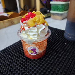 วิปครีม ชอสสตรอเบอร์รี่ + ท็อปปิ้ง