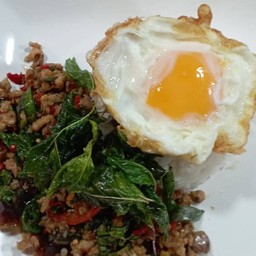 ข้าวผักกระเพราไข่เยี่ยวม้า