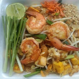 ผัดไทยกุ้งสดสูตรคุณแม่