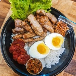 ข้าวหมูทอดจัมโบ้ (ข้าวหมูทอด+กุนเชียง+ไข่ต้ม)