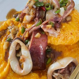 ข้าวไข่ข้นปลาหมึกคั่วพริกเกลือ