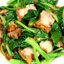 คะน้าหมูกรอบ กับข้าว