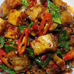 ผัดพริกเผาหมูกรอบ กับข้าว