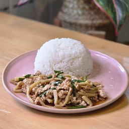 ข้าวราดหน่อไม้ผัด