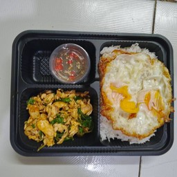 กะเพราไก่พิเศษไข่ดาว