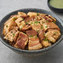 ข้าวหน้าหมูสามชั้นตุ๋น