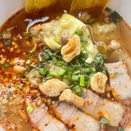 เกี๊ยวน้ำ ต้มยำ หมูกรอบ