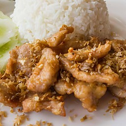 หมูทอดกระเทียมพริกไทยราดข้าว