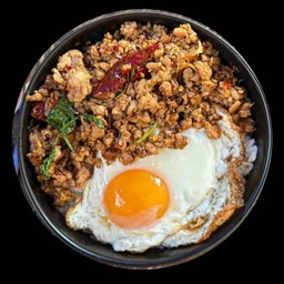 ข้าวกระเพราไก่สับไข่ดาว
