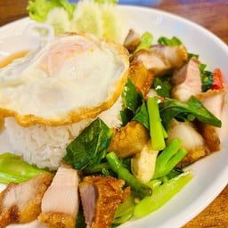 ผัดคะน้า ราดข้าว