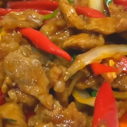 ผัดพริกเผาหมูชิ้นราดข้าว