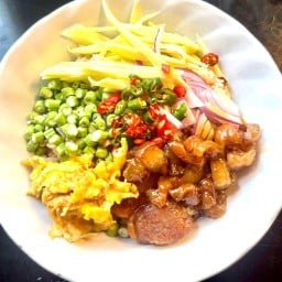 ข้าวกล่อง หน้าโลตัสโกเฟรชรางน้ำ รางน้ำ