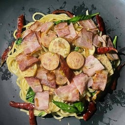 สปาเก็ตตี้ผัดพริกแห้งเบคอนไส้กรอก