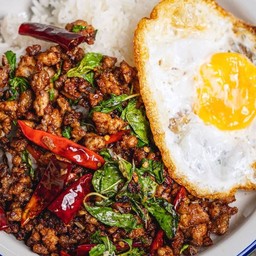 กะเพราเนื้อโคขุนสับ + ไข่ดาว