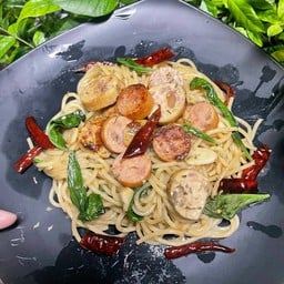 สปาเก็ตตี้ผัดพริกแห้งไส้กรอก