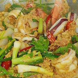 ผัดผงกระหรี่ทะเล หมึก กุ้ง