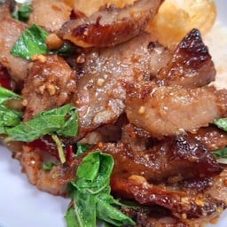 กะเพราคอหมูย่าง รสจัดจ้าน ราดข้าวหอมมะลิ