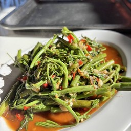 กระเฉดหมูกรอบ