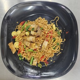 ผัดมาม่าขี้เมาหมูกรอบ