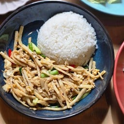 ข้าวราดหน่อไม้ผัดไข่ไม่เนื้อสัตว์