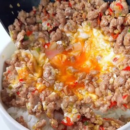 ข้าวหน้าหมูสับคั่วพริกเกลือไข่คั่ว