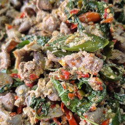 กระเพราเครื่องในไก่