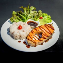ข้าวหน้าสเต็กแซลมอน
