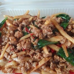 ข้าวราดกระเพราหมูสับหน่อไม้ดอง