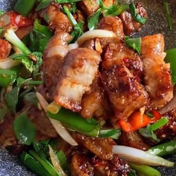 หมูกรอบผัดพริกเผาราดข้าว