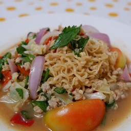 ยำมาม่าหมูสับ