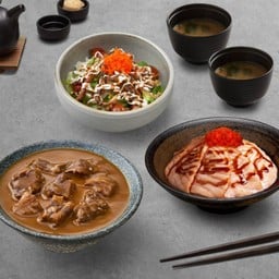 ข้าวหน้าปลาแซลมอนเบิร์นไฟ + ข้าวแกงกะหรี่เนื้อตุ๋น