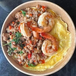 ข้าวไข่ข้นกระเพรากุ้งหมูสับ