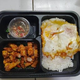 คะน้าหมูกรอบไข่ดาวพิเศษ