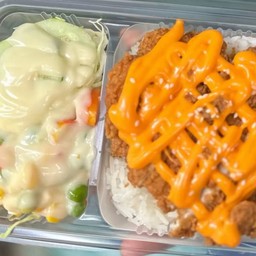ข้าวไก่กรอบพิซซ่า + สลัดผัก