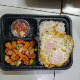 กระเพราหมูกรอบไข่ดาวพิเศษ