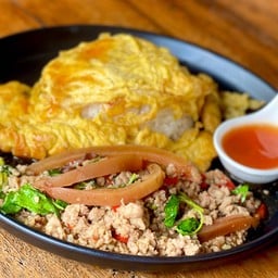 ข้าวกระเพราหมึกหรอบหมูสับ ฟรี !! ไข่เจียว