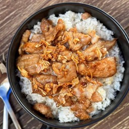 ข้าวหมูทอดกระเทียม