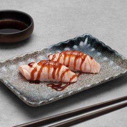 ซูชิปลาแซลมอนซอสไซเกียว (2 คำ)